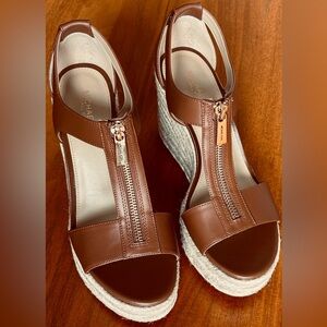 Brand New!
Berkley Wedge Sandal
Size- 7M
Color-Luggage (brown leather)